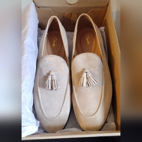NIB MEN'S CLARKS TAUPE LOAFERS - Picture 2 of 12